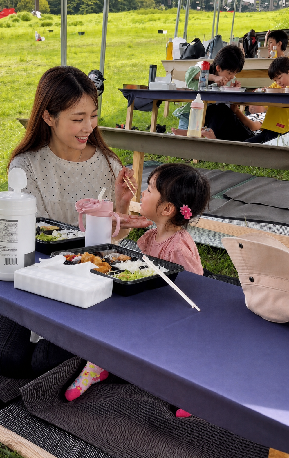 休憩スペースで食事する様子